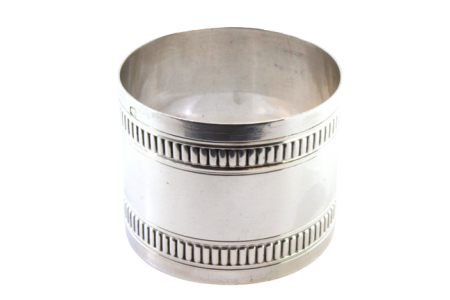 Argola de guardanapo em prata com frisos relevados na envolvência.